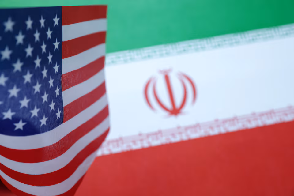 طهران تُعد “مسودة اتفاق”.. وواشنطن تحشد 17 قطعة بحرية حربية في المنطقة